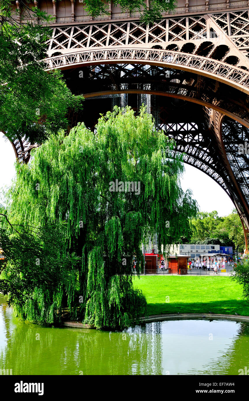 Paris, France. Tour Eiffel - base et des jardins dans le Champ de Mars Banque D'Images