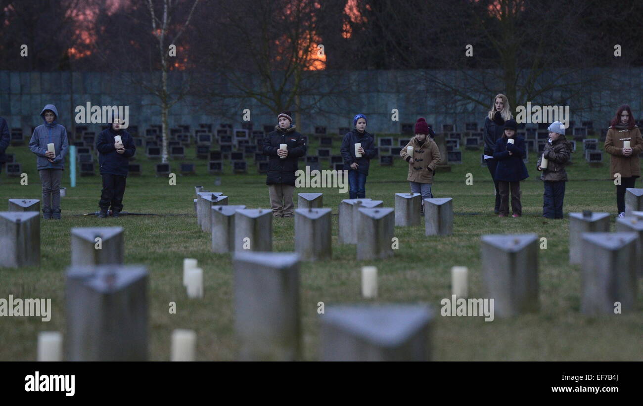 Les gens et les enfants sont debout avant qu'ils mettent des bougies dans le Mémorial de Terezin durant cet événement commémoratif du 70ème anniversaire de la journée, lorsque la plus grande de la mort nazis à Oswiecim (Auschwitz) en Pologne a été libéré. En Terezin, en République tchèque, le mardi 27 janvier, 2015. (Photo/CTK Michal Kamaryt) Banque D'Images