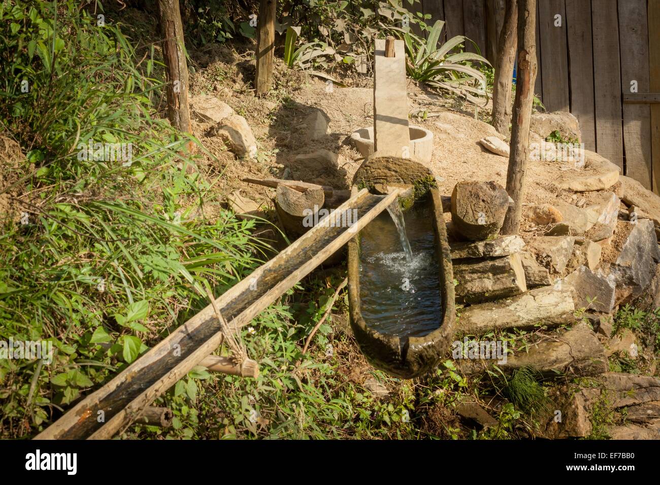 Grand mallet et le mortier pour piler le riz pour séparer les grains de l'ivraie, d'action pour l'alimentation en eau à Sapa, Vietnam. Banque D'Images