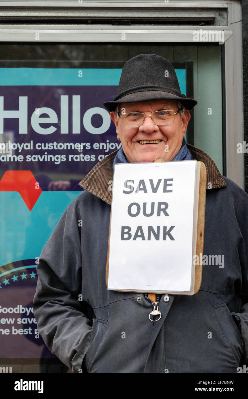 Keyworth, Dorset, UK. 28 janvier, 2015. Conseiller Local Sam Boote et résidents une étape 2 heure de protestation devant Banque Natwest dans le Nottinghamshire village de Keyworth ce matin collecte des signatures pour la pétition de la RBS (Royal Bank of Scotland) plan de fermeture en Keyworth.RBS prévoient également d'Radcliffe-On à proximité étroite-Trent Direction générale. Credit : IFIMAGE/Alamy Live News Banque D'Images