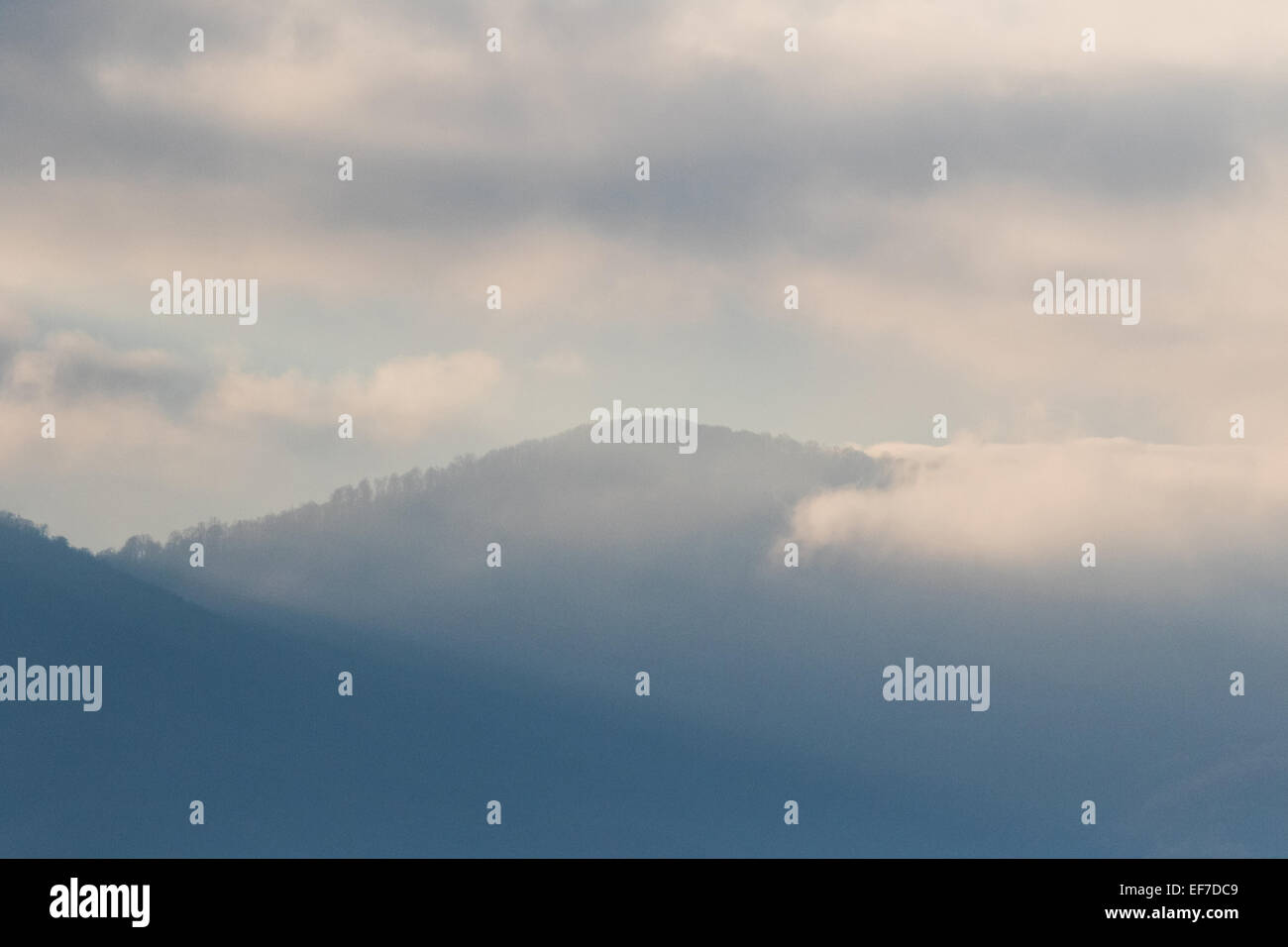 Misty Hills en couches au lever du soleil en contre-jour sur le lac Kerkini dans le Nord de la Grèce Banque D'Images