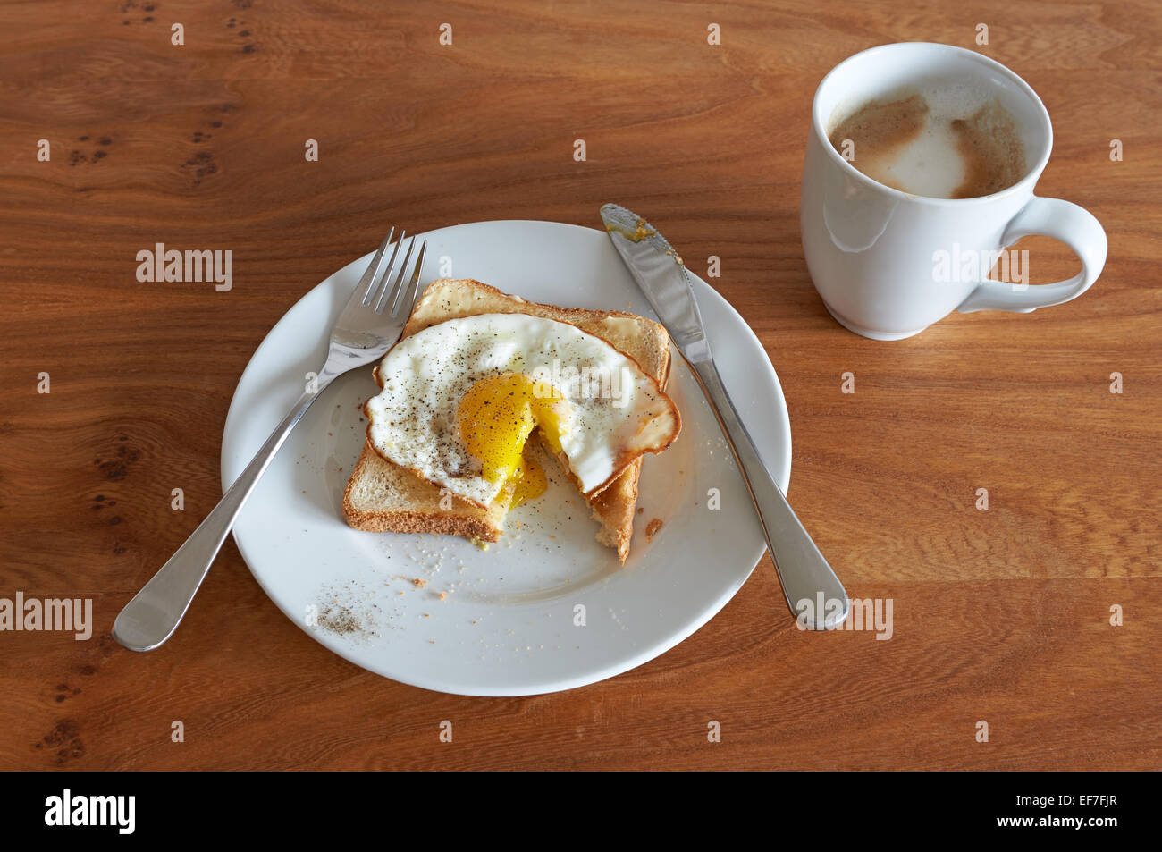 Œuf frit sur toast avec du café Banque D'Images