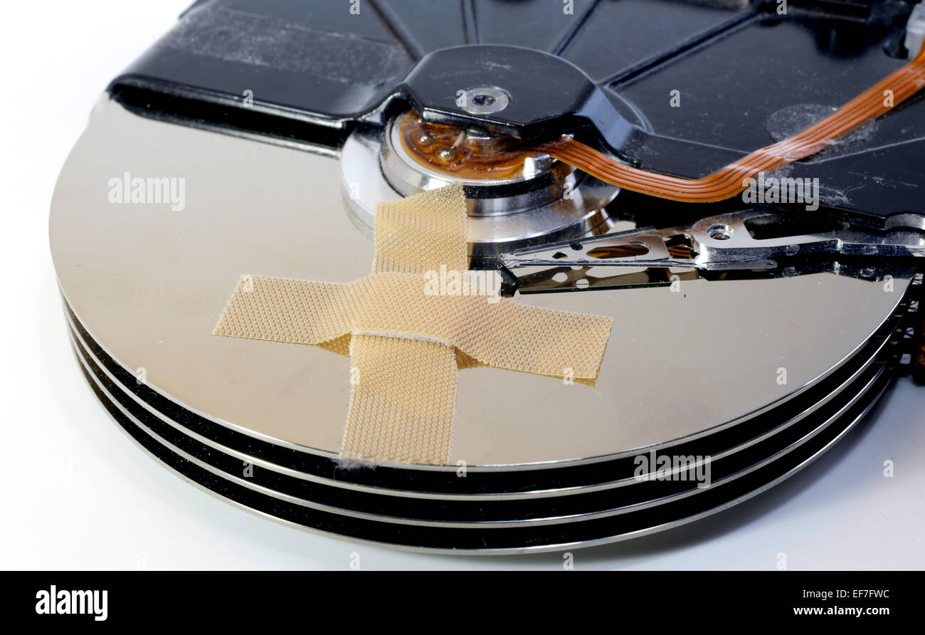 Disques durs cassés avec un sparadrap sur les disques Banque D'Images