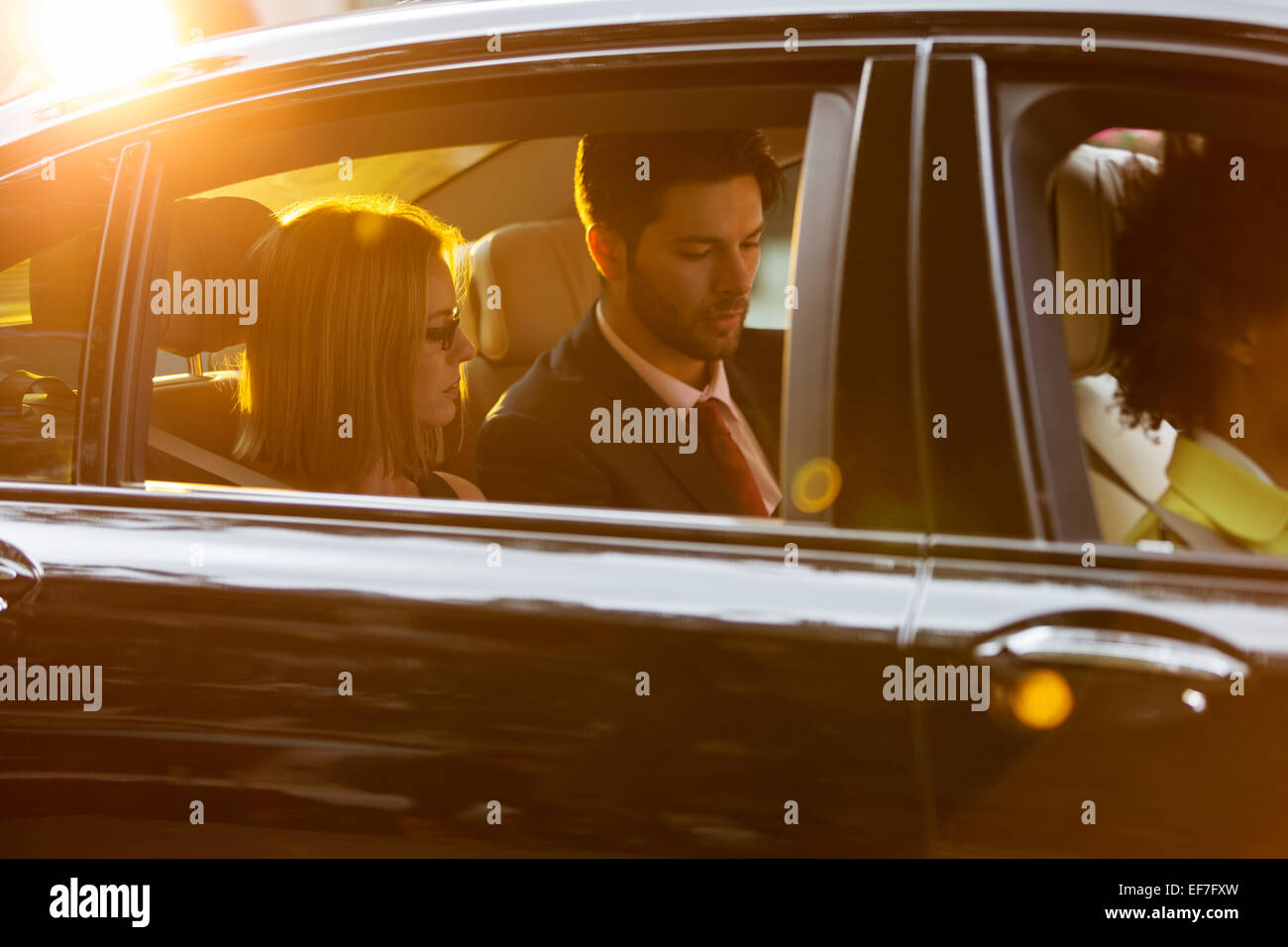 Les passagers à l'arrière de siège de voiture noir Banque D'Images