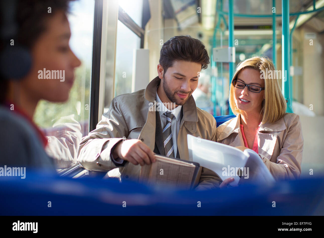 Business people talking on train Banque D'Images