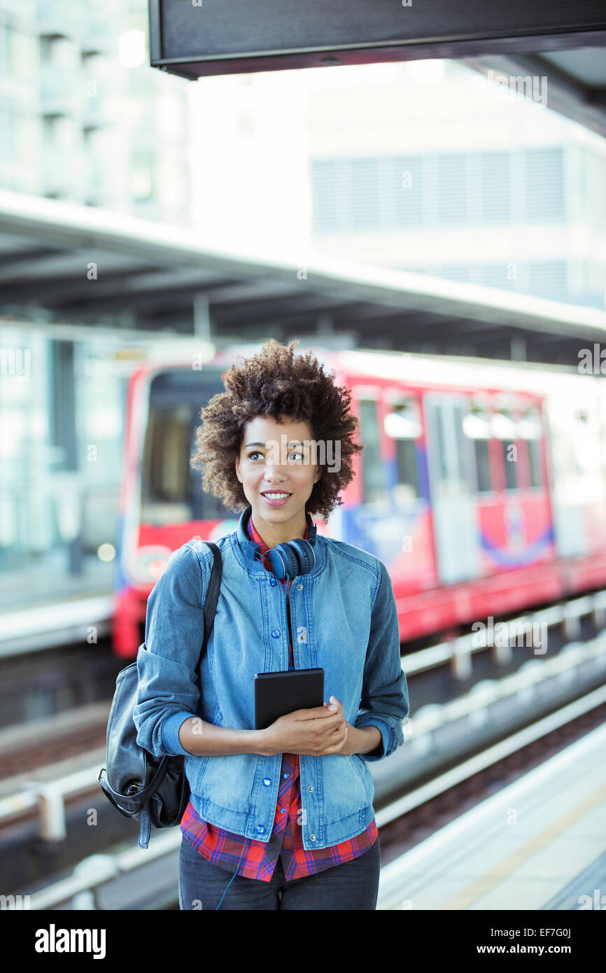 Woman holding digital tablet en gare Banque D'Images