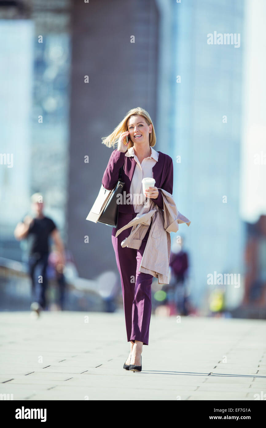 Businesswoman talking on cell phone in city Banque D'Images