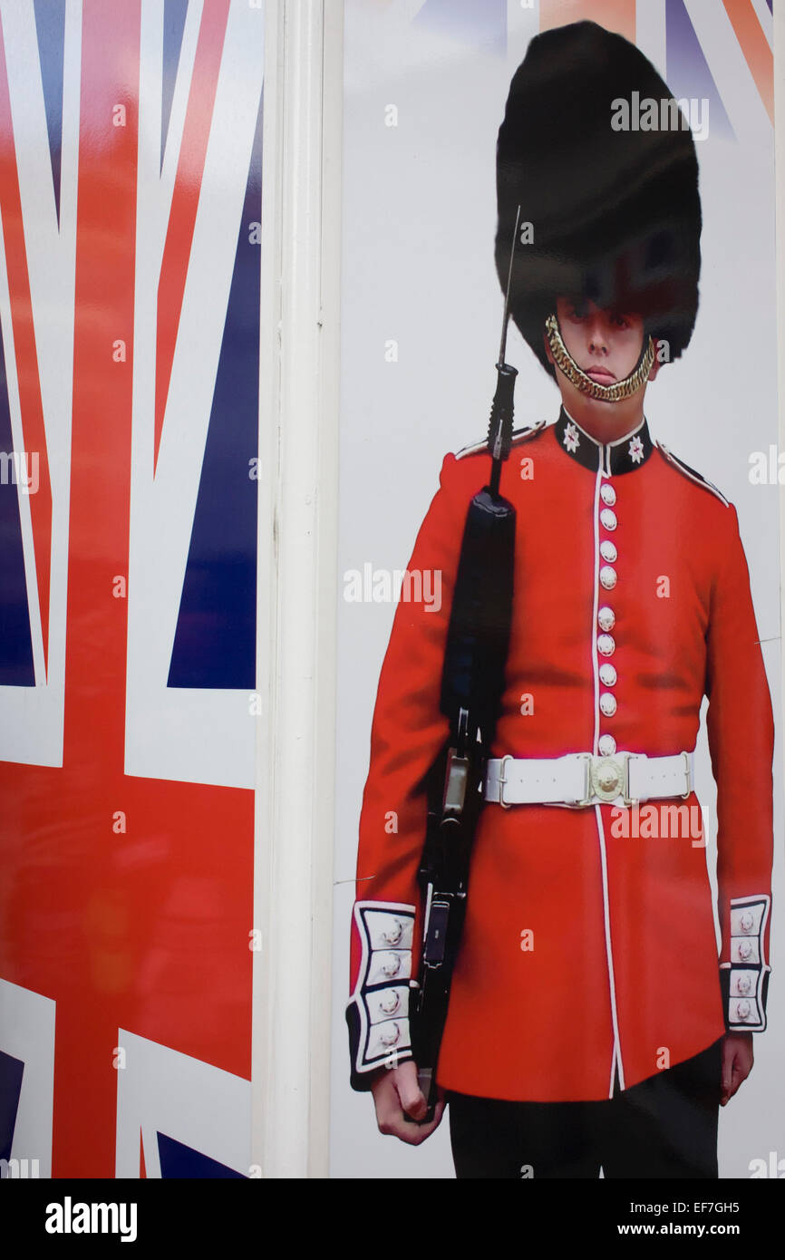 Guardsman Coldstream et Union Jack flag apparaissent sur une affiche à l'extérieur d'un Demo video shop au centre de Londres. Banque D'Images