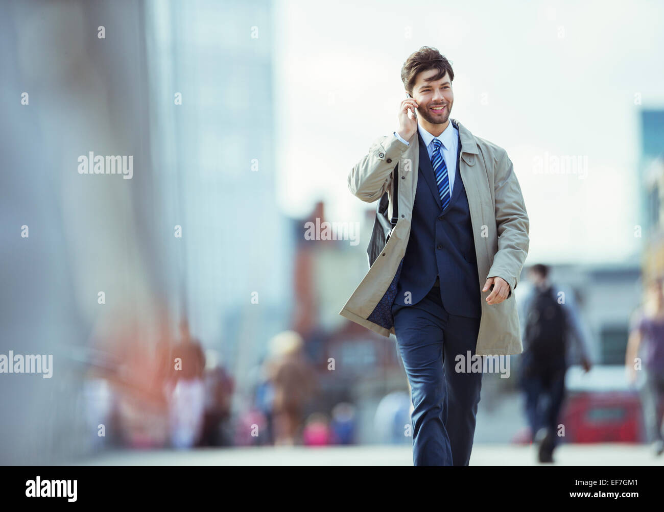 Businessman talking on cell phone Banque D'Images