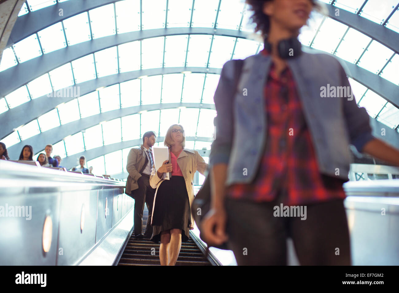 People riding escalator Banque D'Images