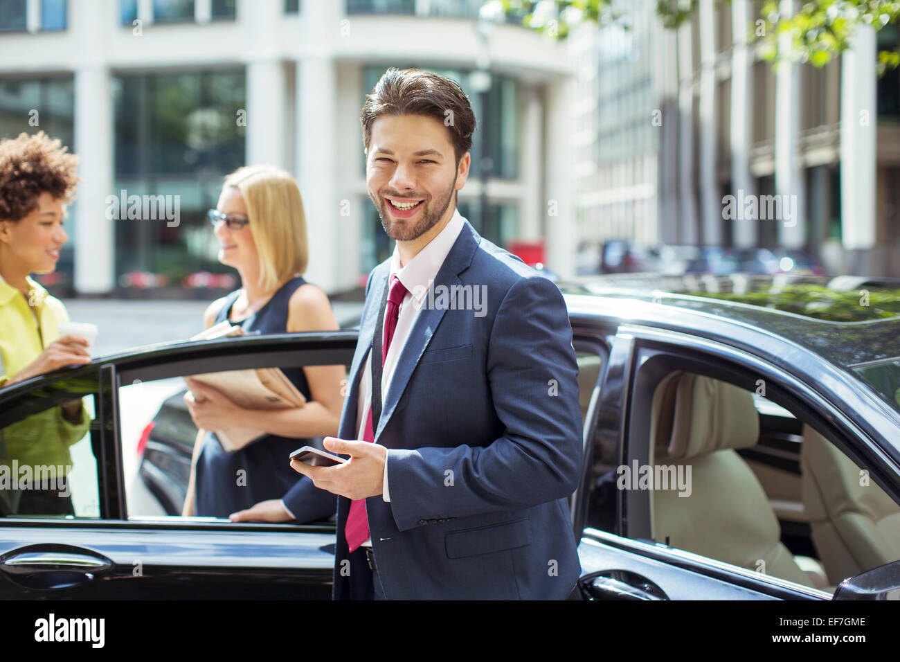 Businessman smiling extérieur Banque D'Images