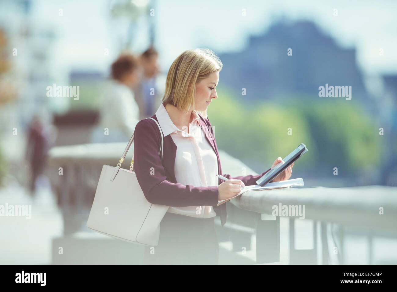 Businesswoman using digital tablet at waterfront urbain Banque D'Images