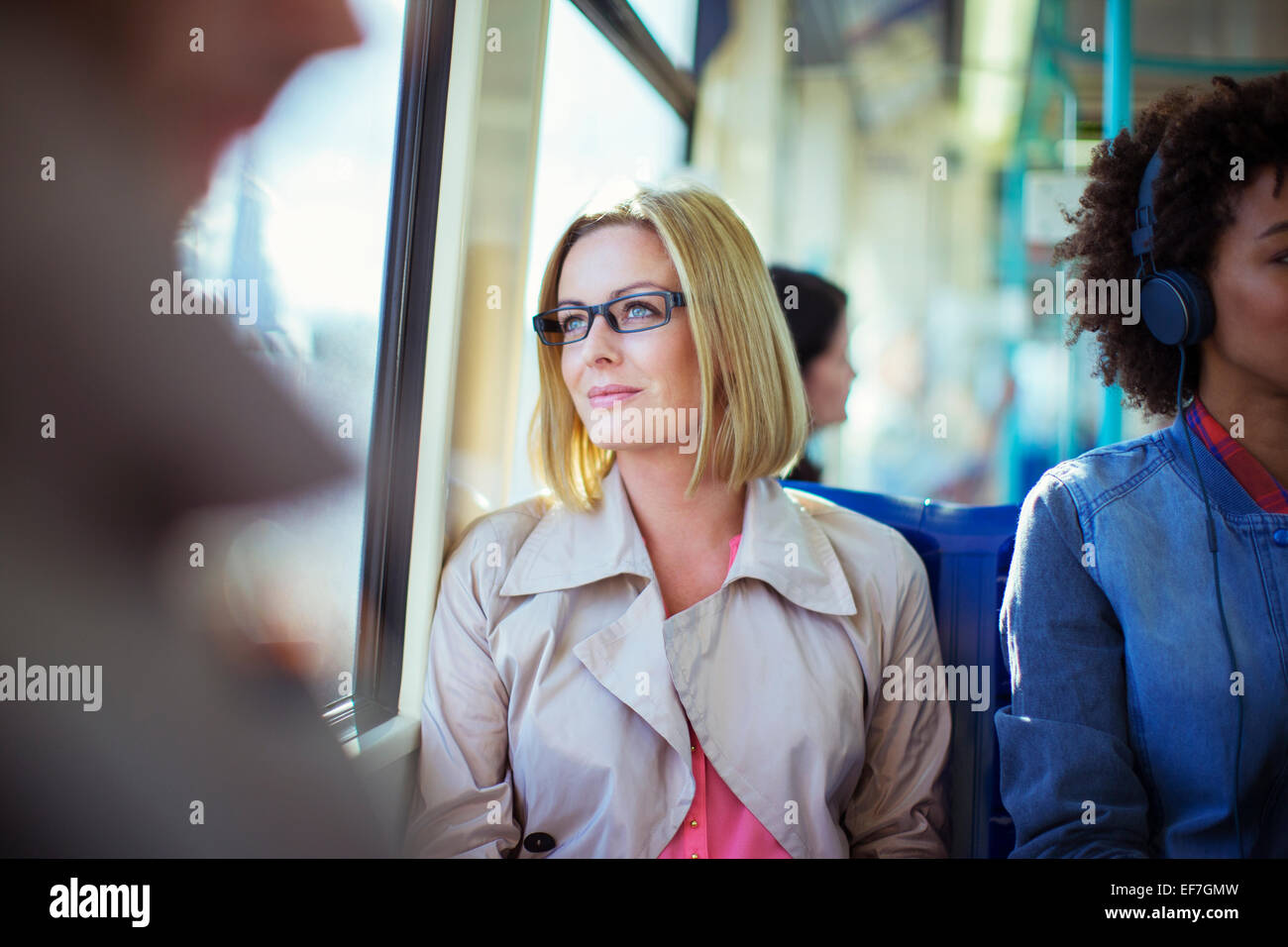 Businesswoman sitting on train Banque D'Images