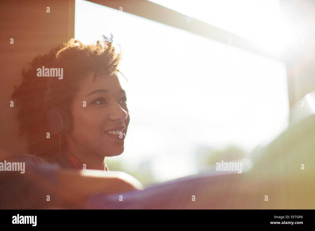 Femme assise près de la fenêtre Banque D'Images