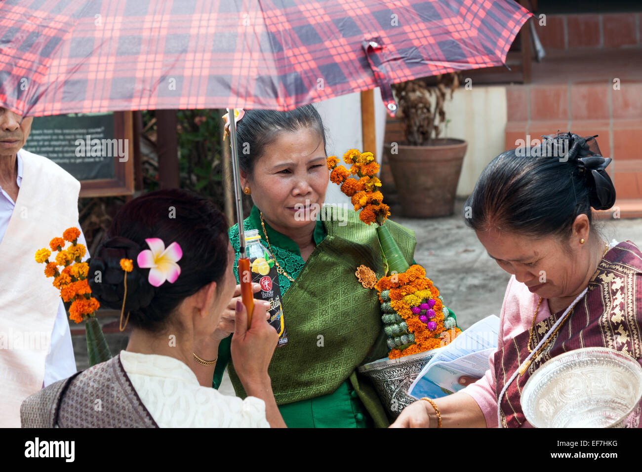Les femmes asiatiques se préparent pour la traditionnelle parade, célébrant le Nouvel An Lao à Luang Prabang, Laos. Banque D'Images