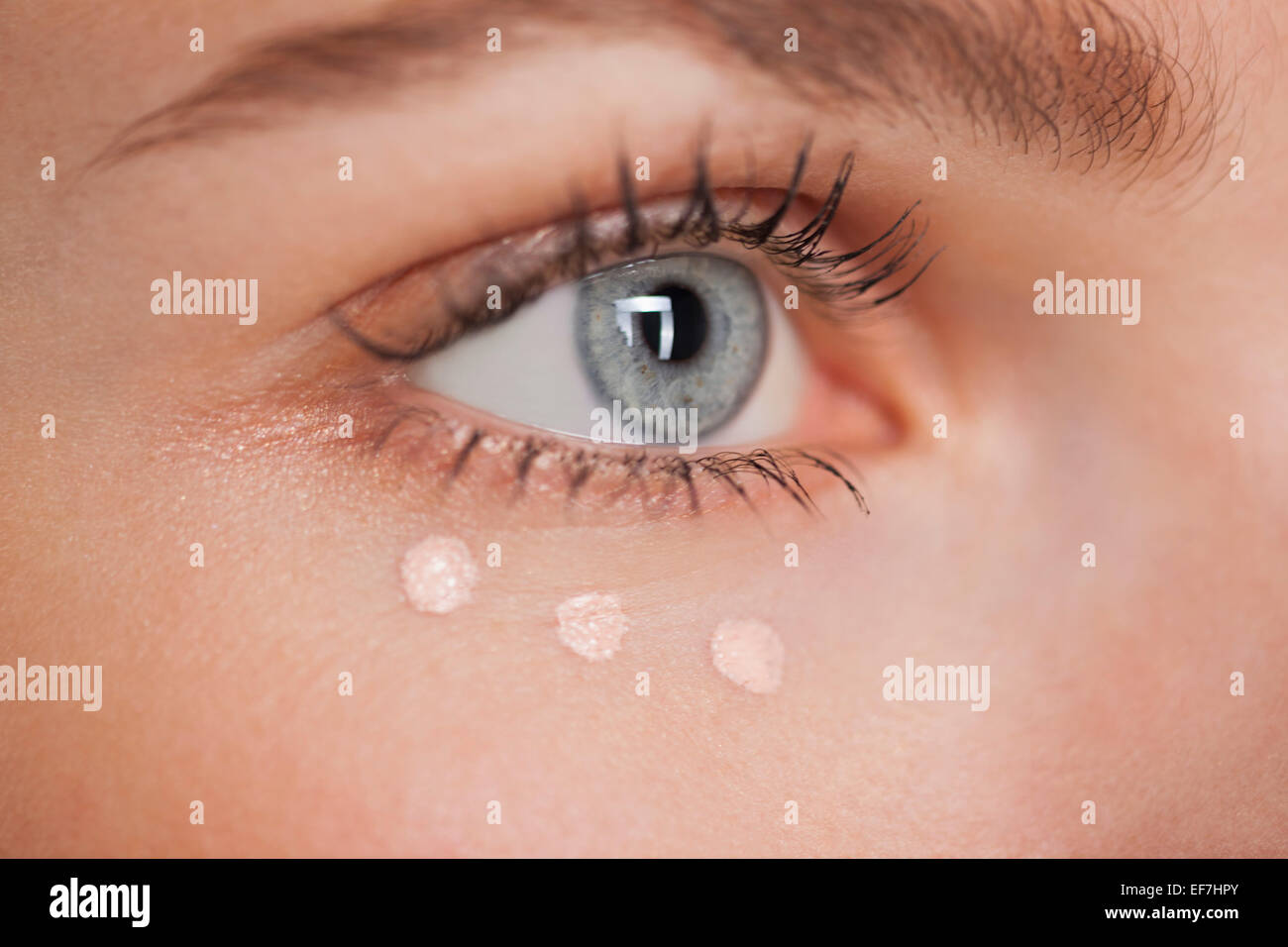 Belle femme d'appliquer concealer Banque D'Images