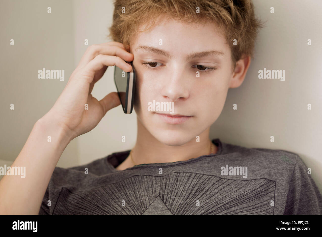 Teenage boy sur le téléphone Banque D'Images