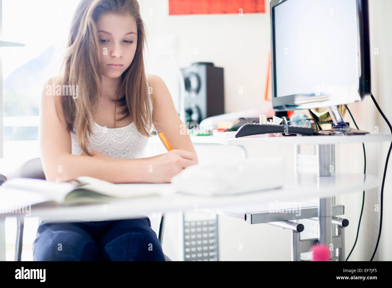 Girl studying at home Banque D'Images
