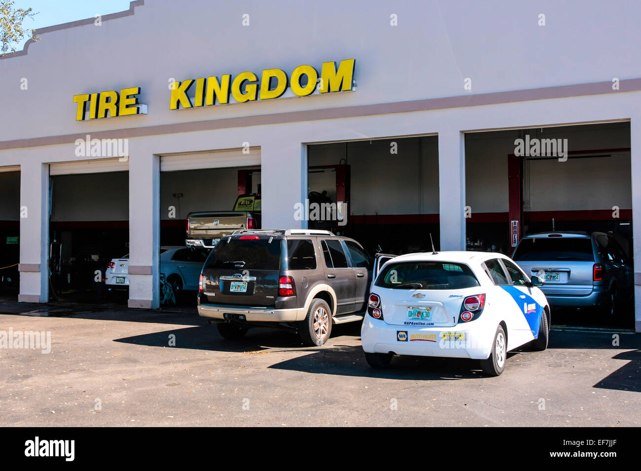 Royaume des pneus Service automobile magasin. Une chaîne de garages pour les conducteurs qui ne veulent pas de visiter les concessionnaires pour l'expenseive Banque D'Images