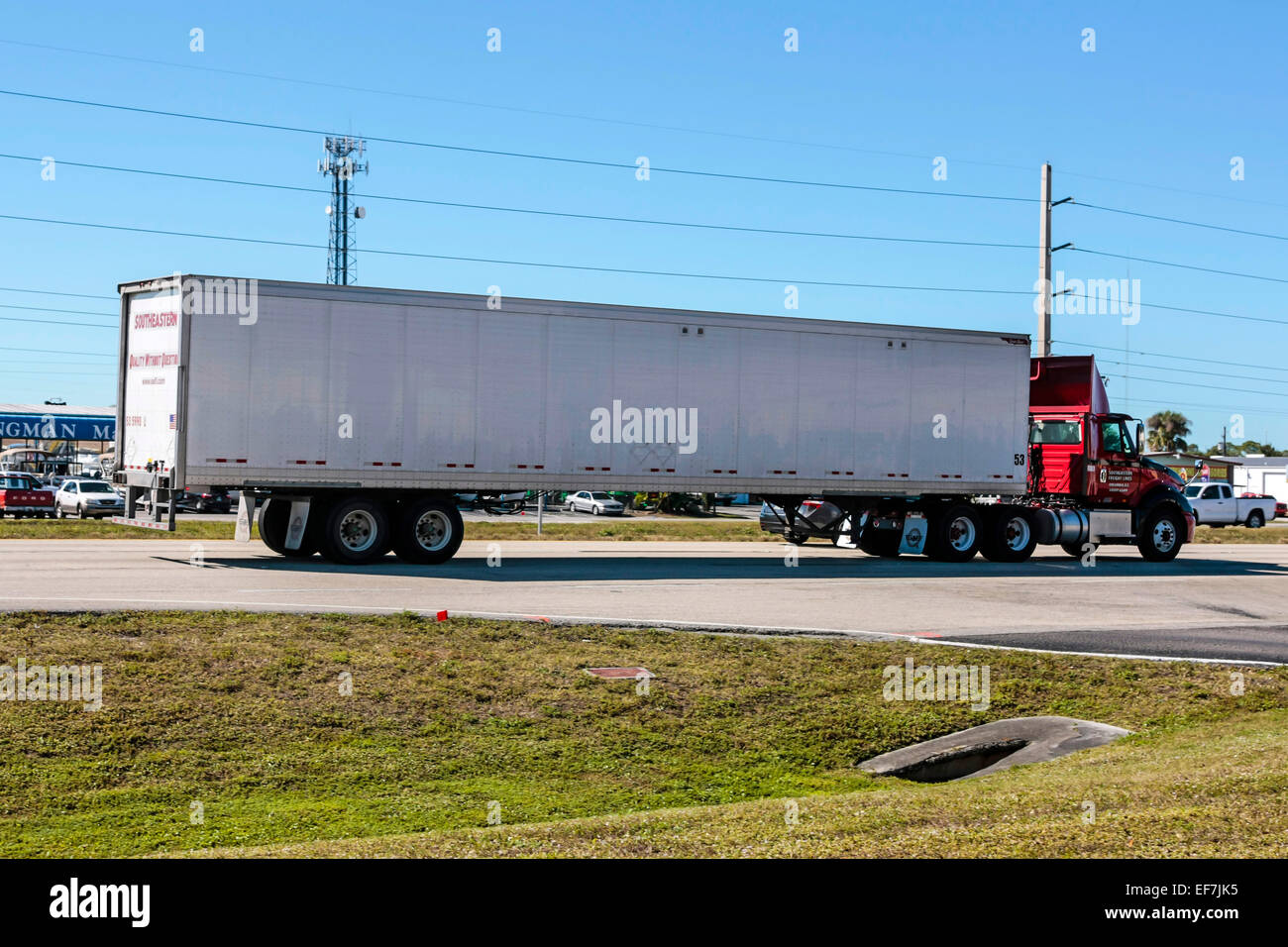Le centre de distribution de marchandises en Amérique - le semi-tracteurs et remorques Banque D'Images