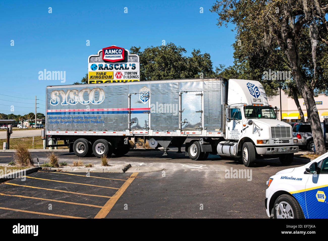 Le centre de distribution de marchandises en Amérique - le semi-tracteurs et remorques Banque D'Images