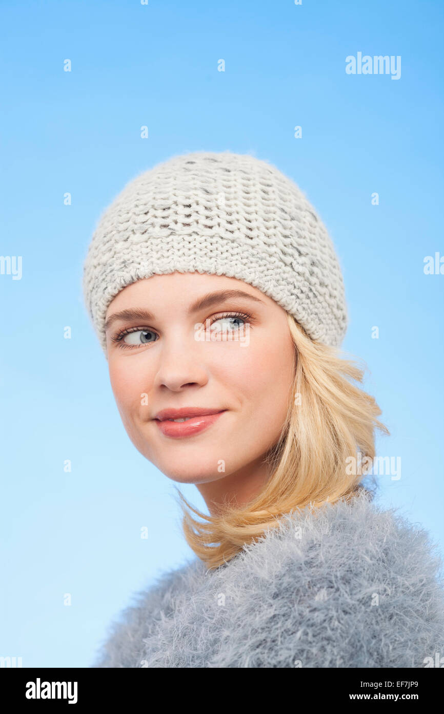 Belle Femme au chapeau tricoté Banque D'Images