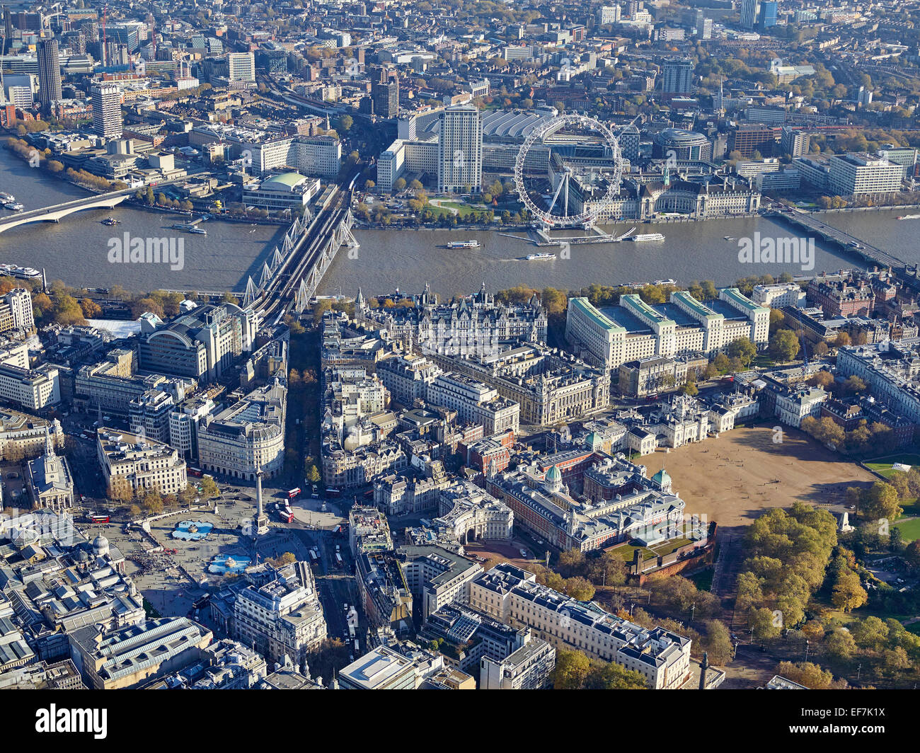 Whitehall, La Tamise et le London Eye à partir de l'air, le centre de Londres, au Royaume-Uni, à l'égard du sud du County Hall Banque D'Images