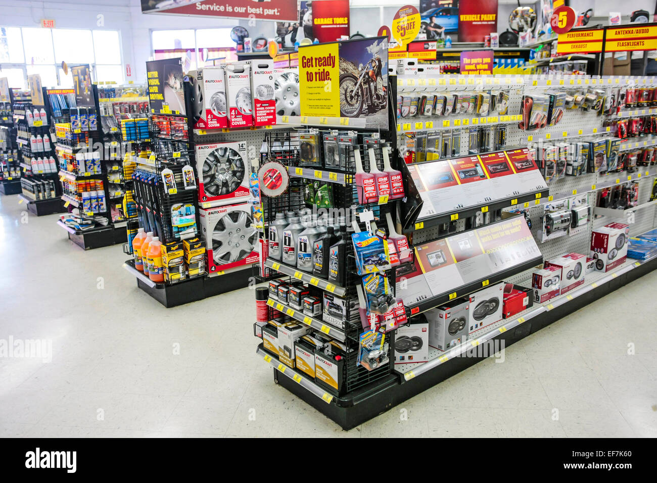 Une large gamme de produits en vente dans un magasin de pièces automobiles  Photo Stock - Alamy