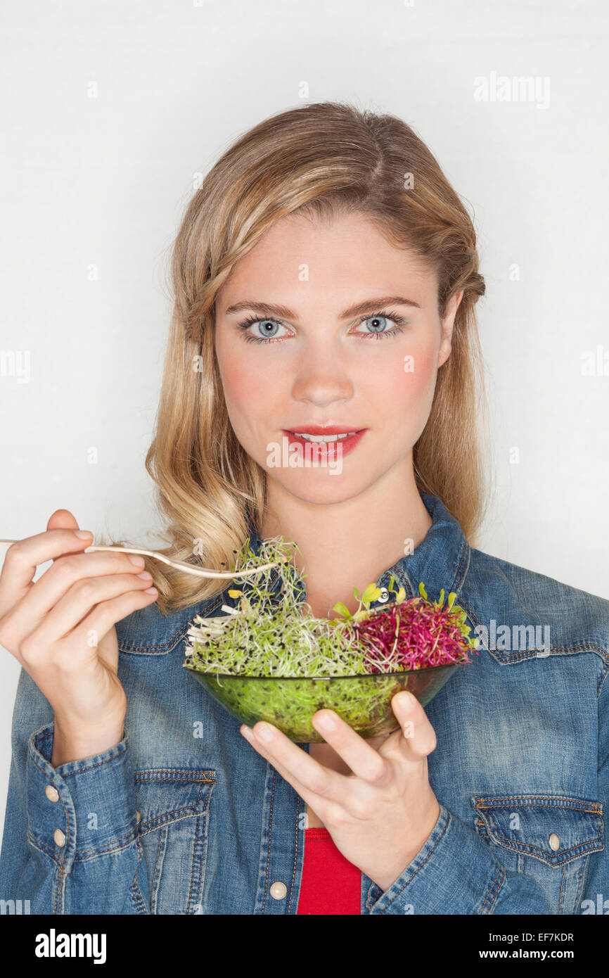 Portrait d'une belle femme manger haricot germé Banque D'Images