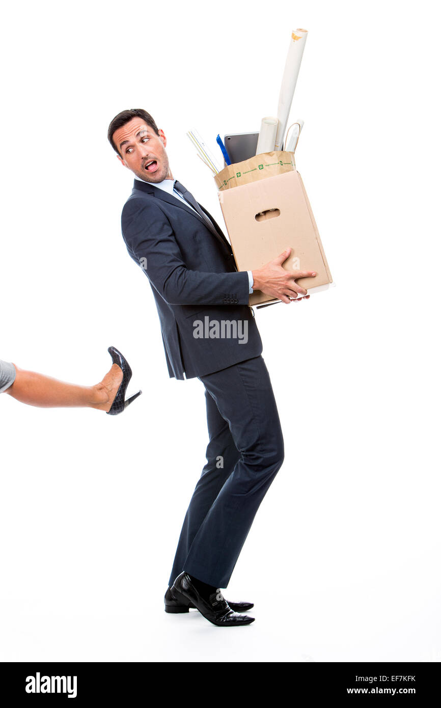 Portrait d'un homme portant une boîte en carton et en recevant des coups de Banque D'Images