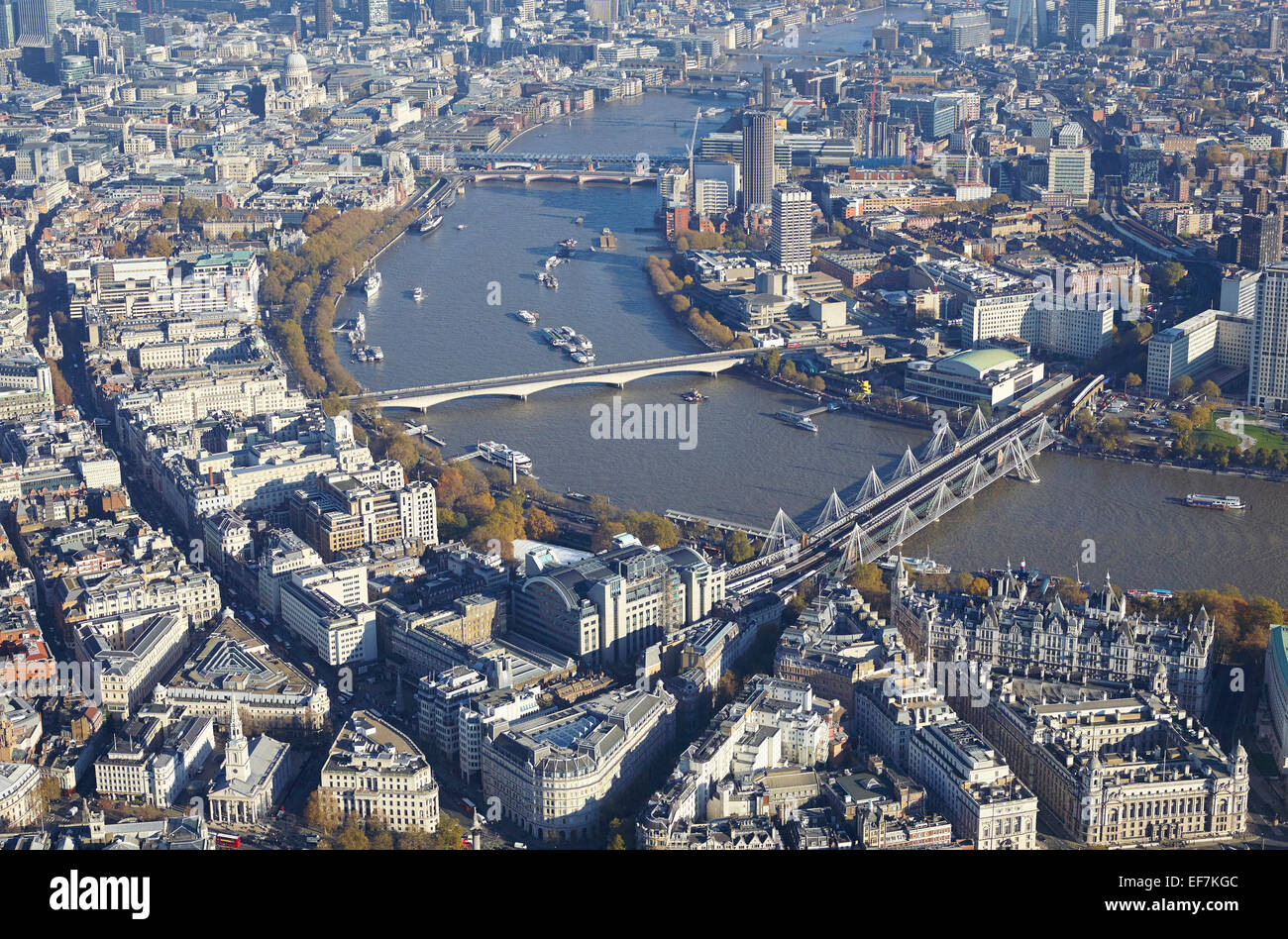 La Tamise à partir de l'air, le centre de Londres, UK à l'Est, vers la ville, Hungerford Bridge droit Banque D'Images