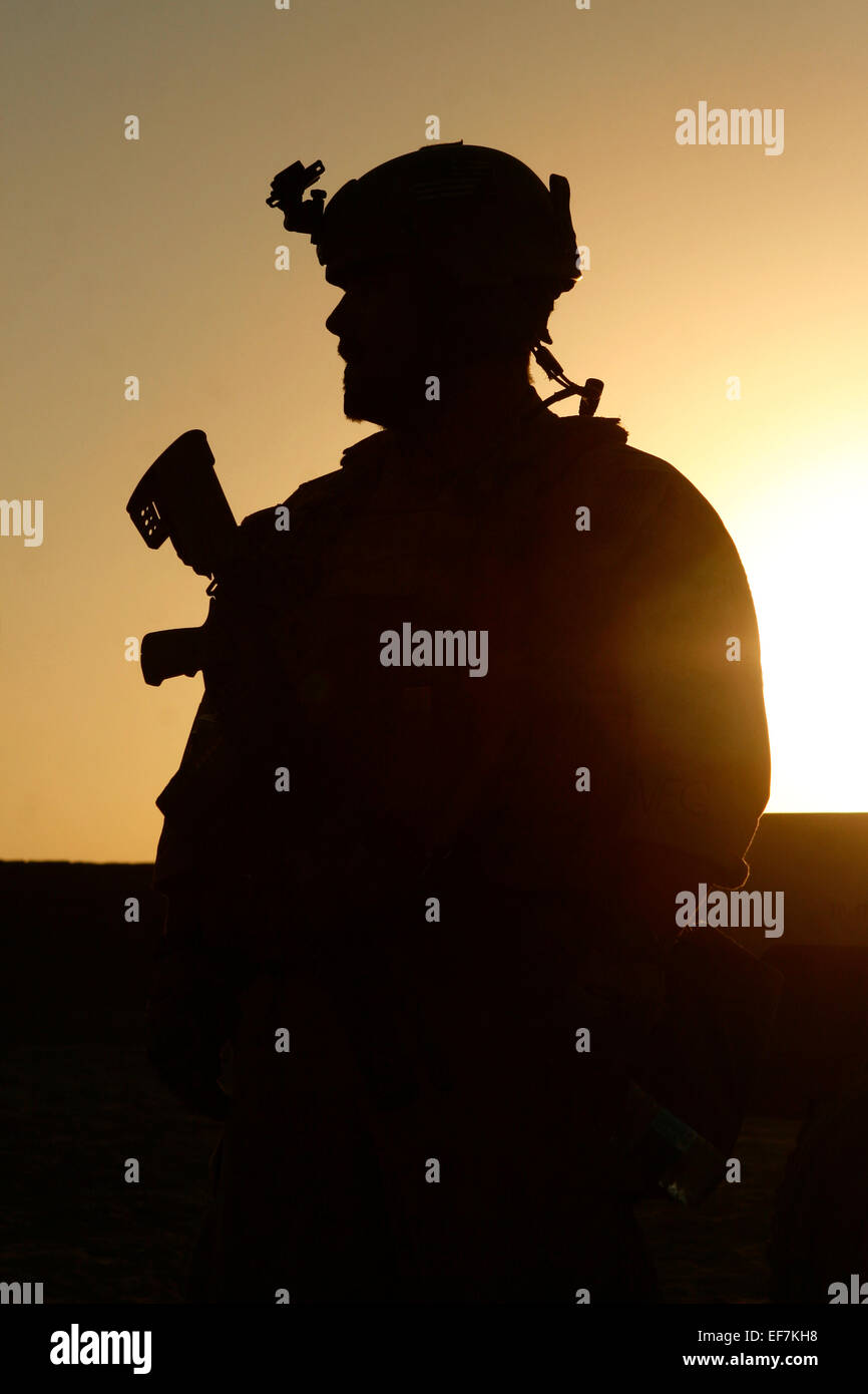 Un commando des Forces spéciales US s'observer au coucher du soleil le 3 décembre 2010 à Hyderabad, district de Gereshk, dans la province d'Helmand, en Afghanistan Banque D'Images