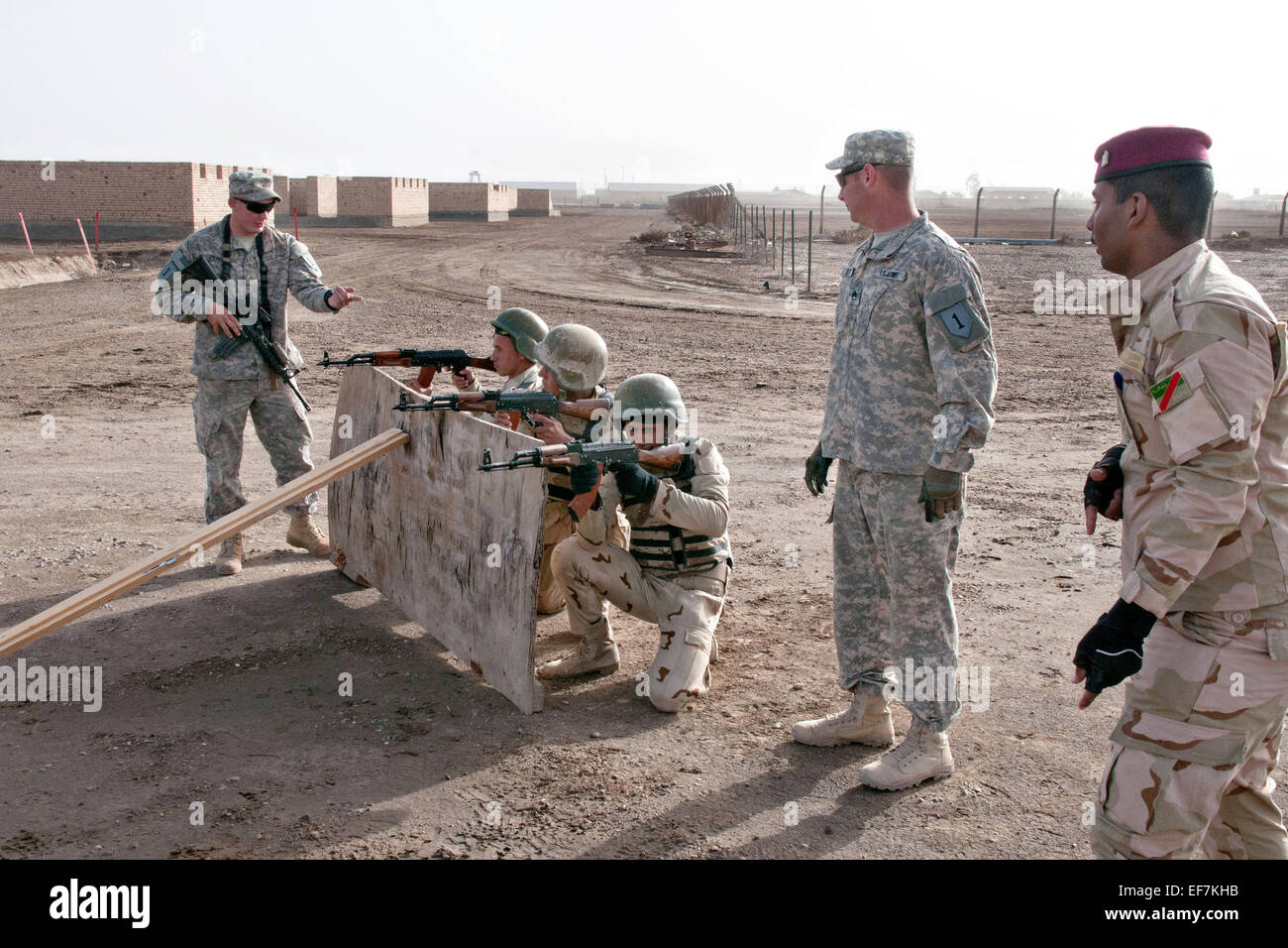 US Army des formateurs de la 1ère Division d'infanterie de l'armée iraquienne, aider les stagiaires au cours de la formation technique du mouvement le 7 janvier 2015 au Camp Taji, Iraq. Banque D'Images