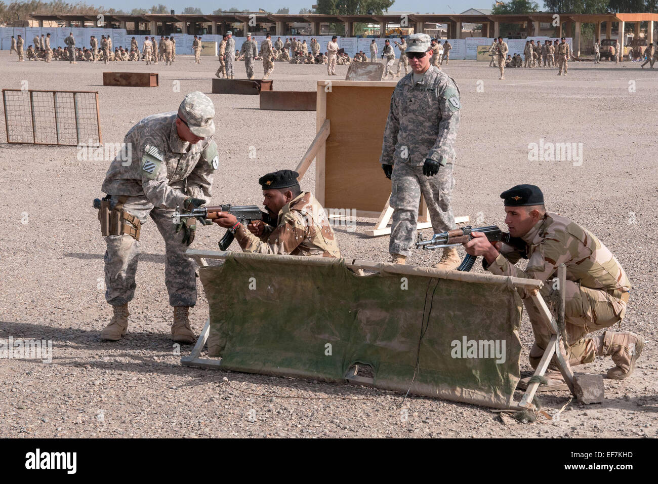 US Army des formateurs de la 1ère Division d'infanterie de l'armée iraquienne, aider les stagiaires au cours de la formation technique du mouvement le 7 janvier 2015 au Camp Taji, Iraq. Banque D'Images