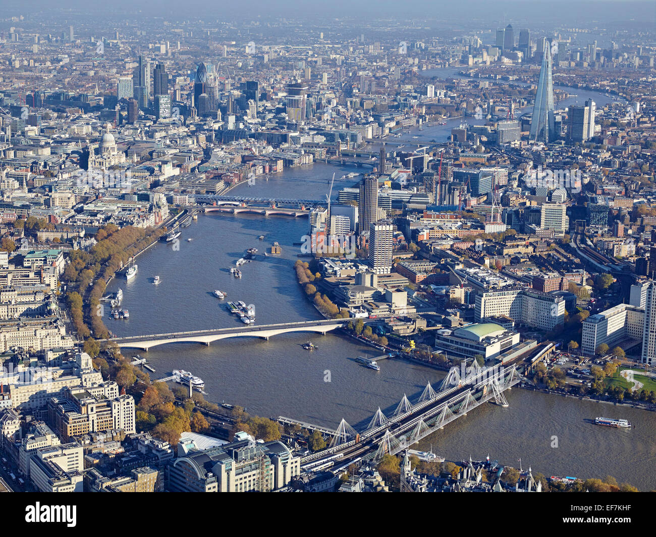 La Tamise à partir de l'air, le centre de Londres, UK à l'Est, vers la ville, Hungerford Bridge avant-plan Banque D'Images