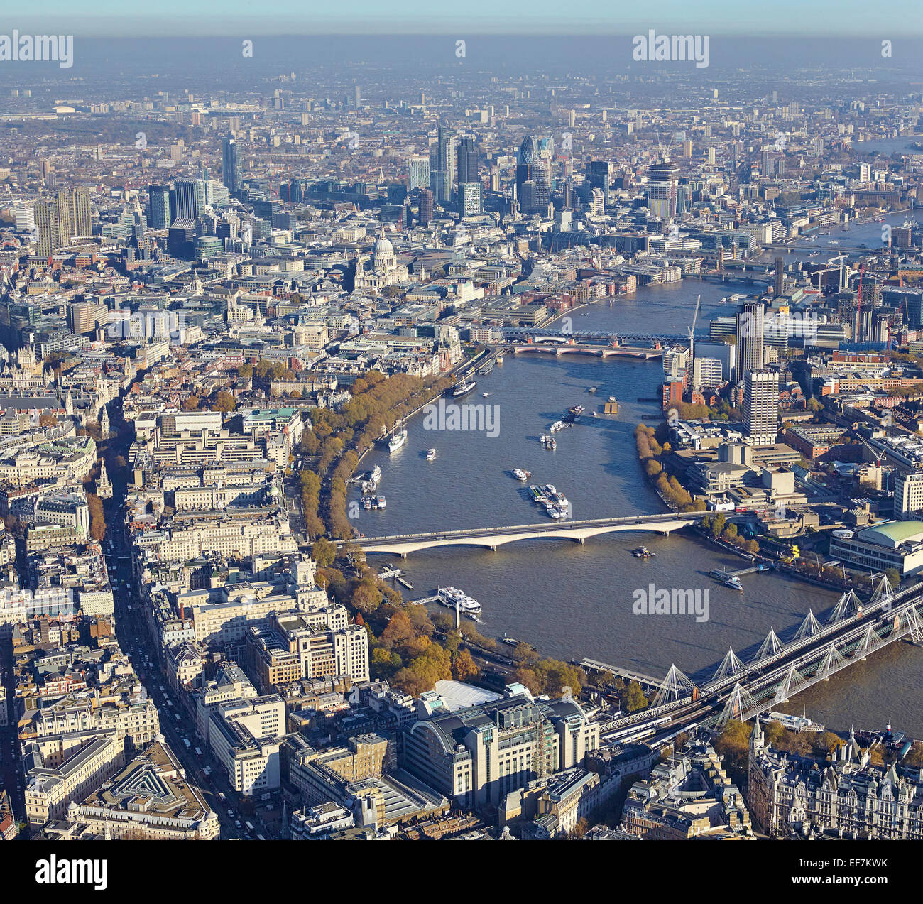 La Tamise à partir de l'air, le centre de Londres, UK à l'Est, vers la ville, Hungerford Bridge avant-plan Banque D'Images