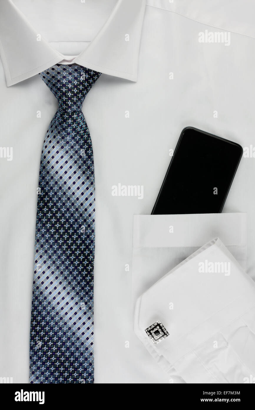 Chemise, cravate, boutons de manchette et d'un téléphone mobile, peut être utilisé comme arrière-plan Banque D'Images
