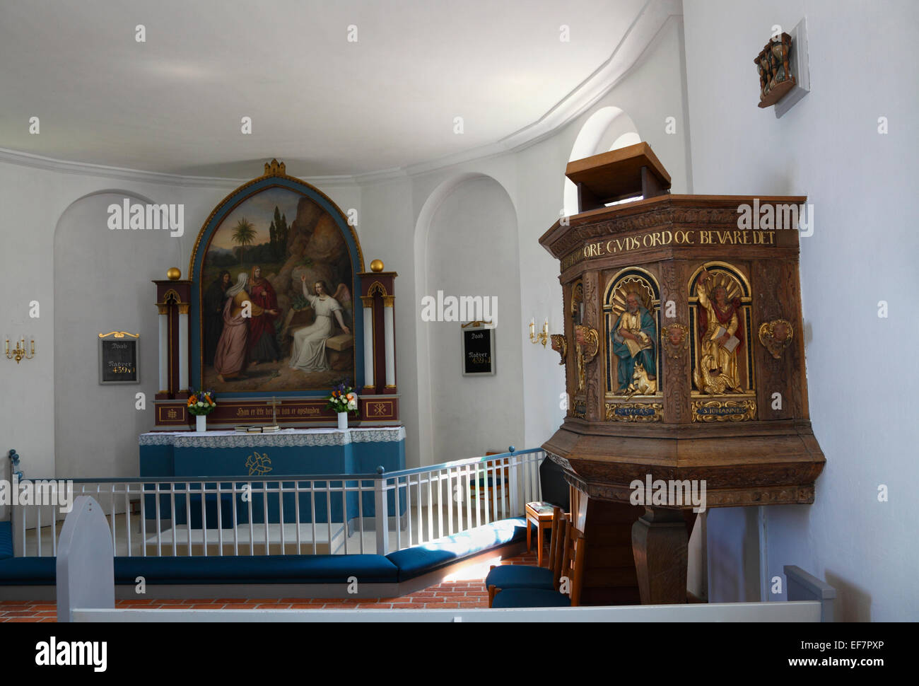 Chaire , choeur avec autel et retable de l'Église, North Zealand Gilleleje, Danemark. Une partie de l'histoire juive au Danemark en WW2 Banque D'Images