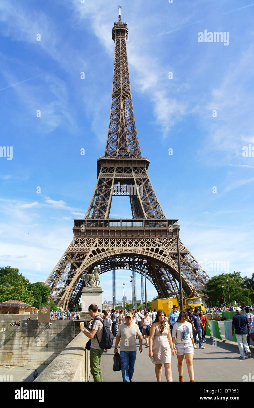 Paris, France - 17 août 2013 : la Tour Eiffel Tower (Tour Eiffel), contre un ciel d'été bleu à Paris, France. Banque D'Images