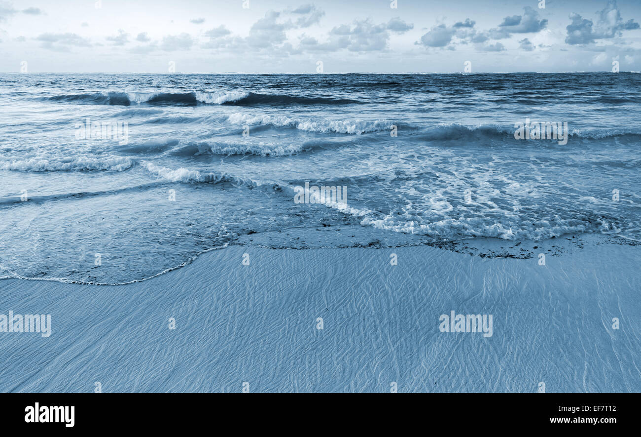 Paysage de la côte de l'océan Atlantique. République dominicaine, Punta Cana. Effet filtre photo dans les tons bleus Banque D'Images