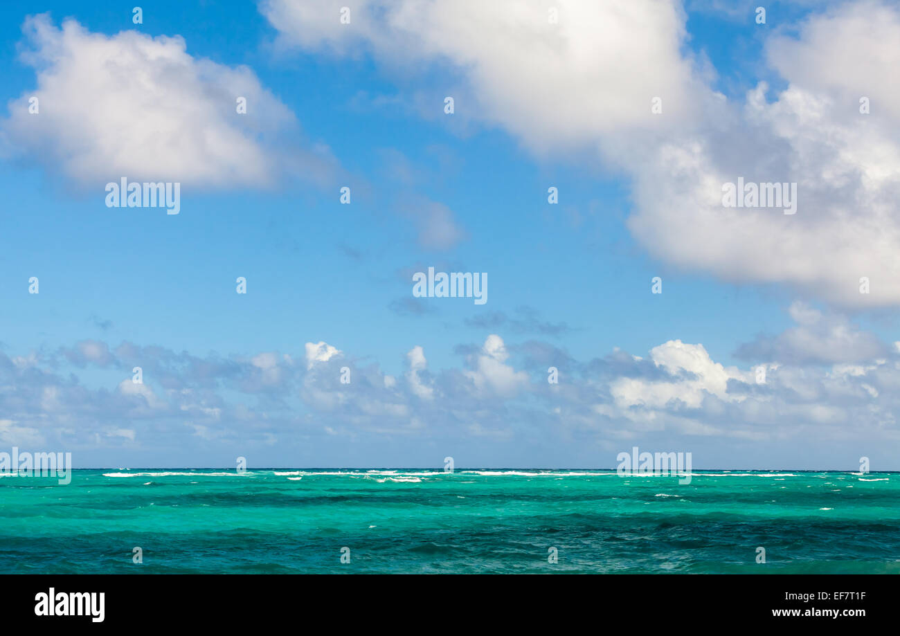 Vide lumineux paysage de mer avec ciel nuageux. Côte de l'océan Atlantique, en République Dominicaine. Punta Cana Banque D'Images