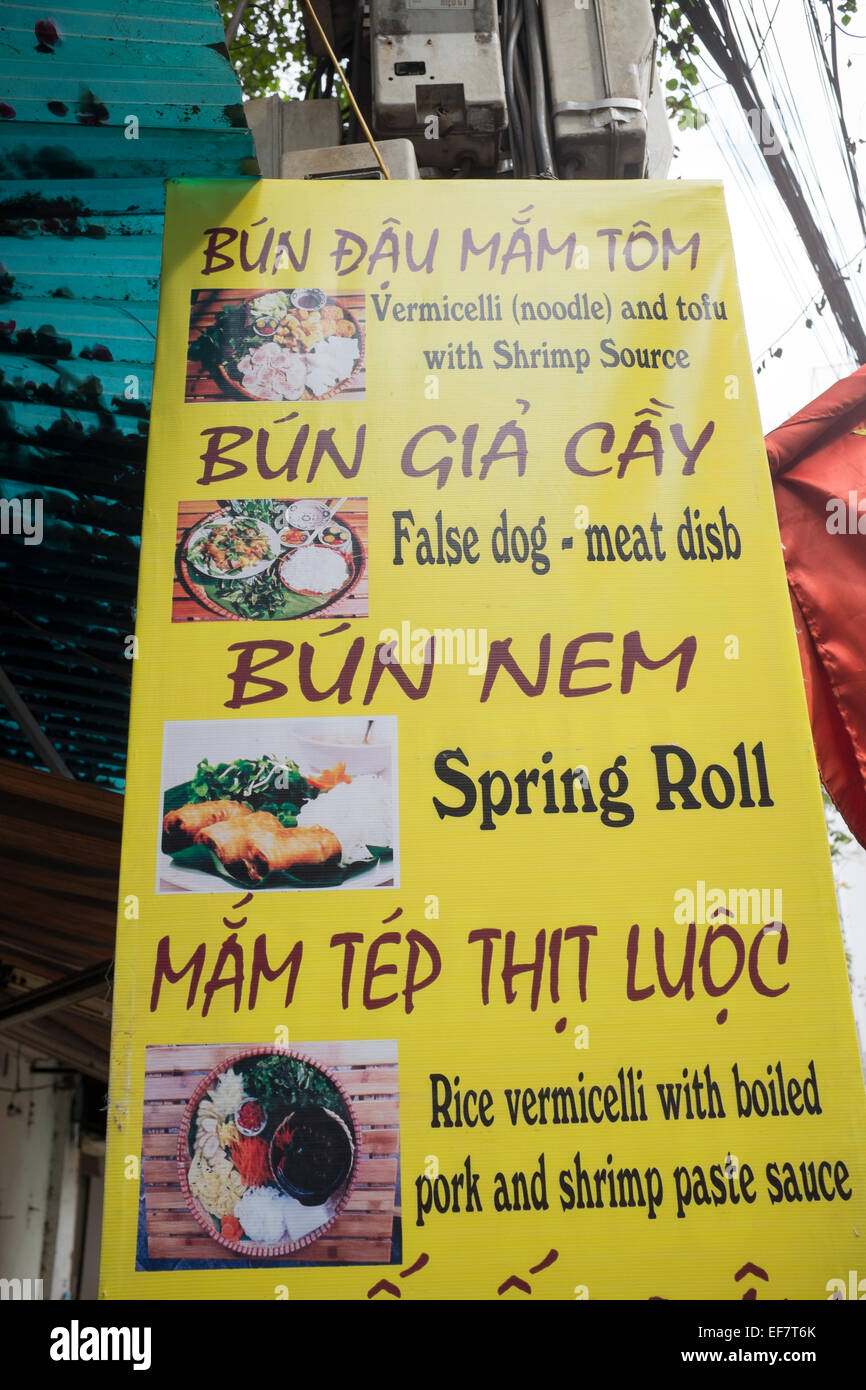 Restaurant menu avec de faux la viande de chien en vente a Hanoi Vietnam Banque D'Images