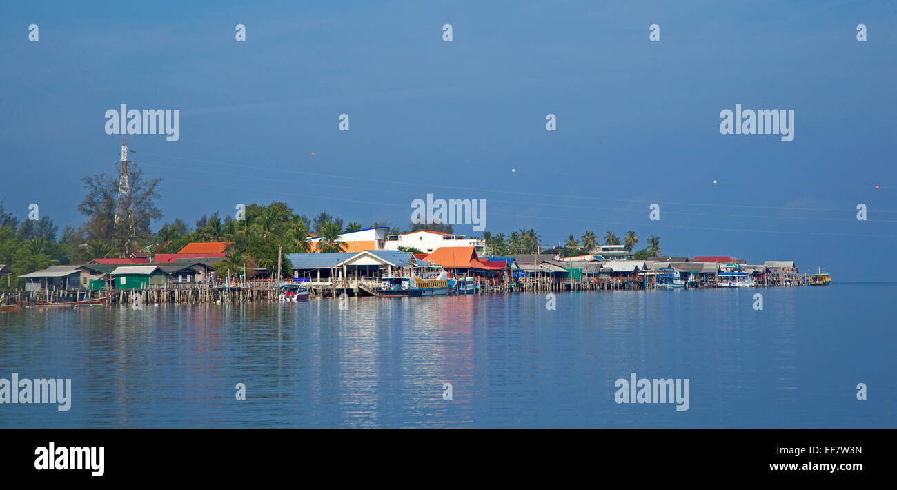 Village traditionnel avec des maisons sur pilotis sur Ko Lanta, une île au large de la Côte d'Andaman du sud de la Thaïlande Banque D'Images