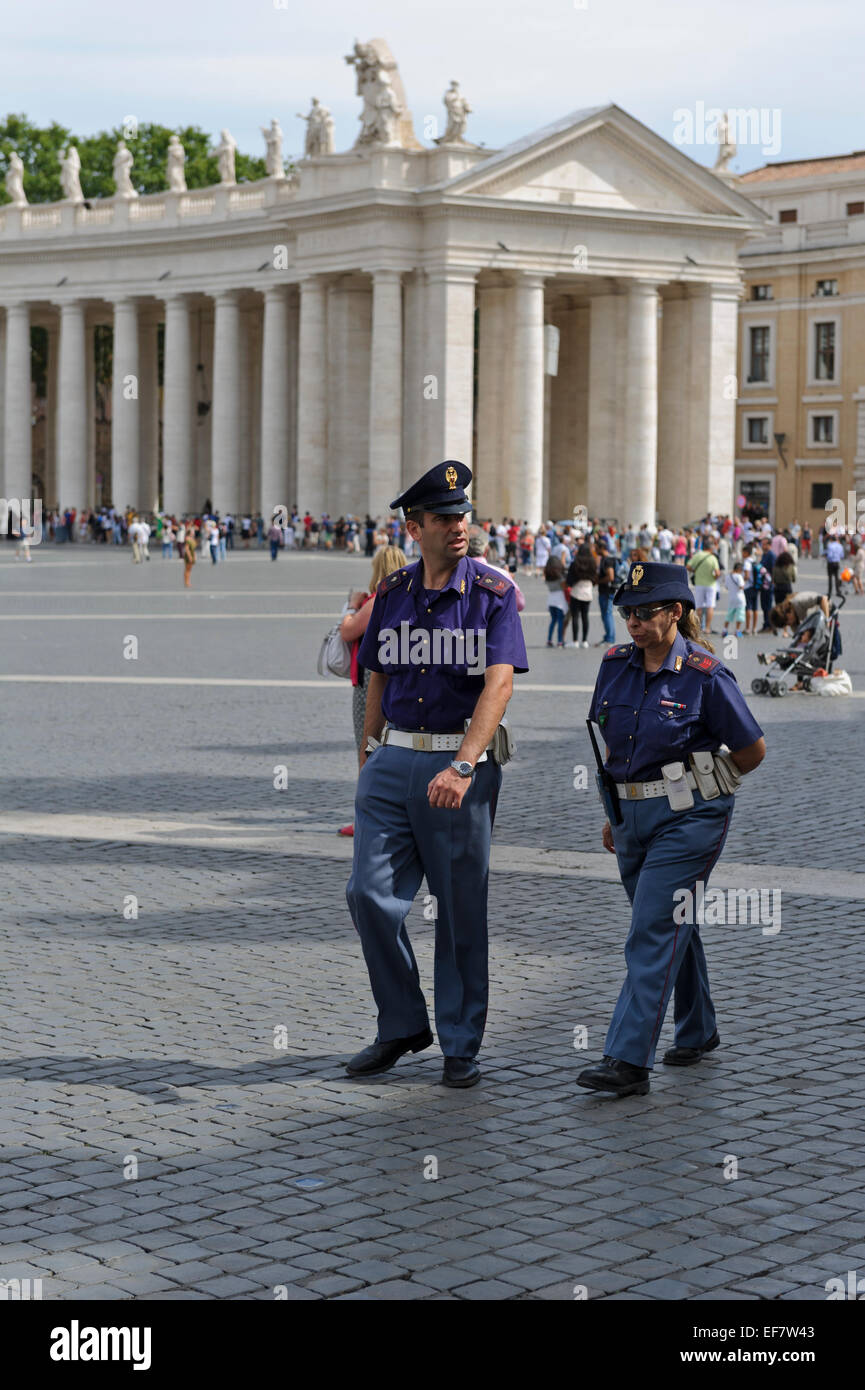 Deux agents de police en patrouille dans la place Saint Pierre dans la Cité du Vatican, Rome, Italie. Banque D'Images