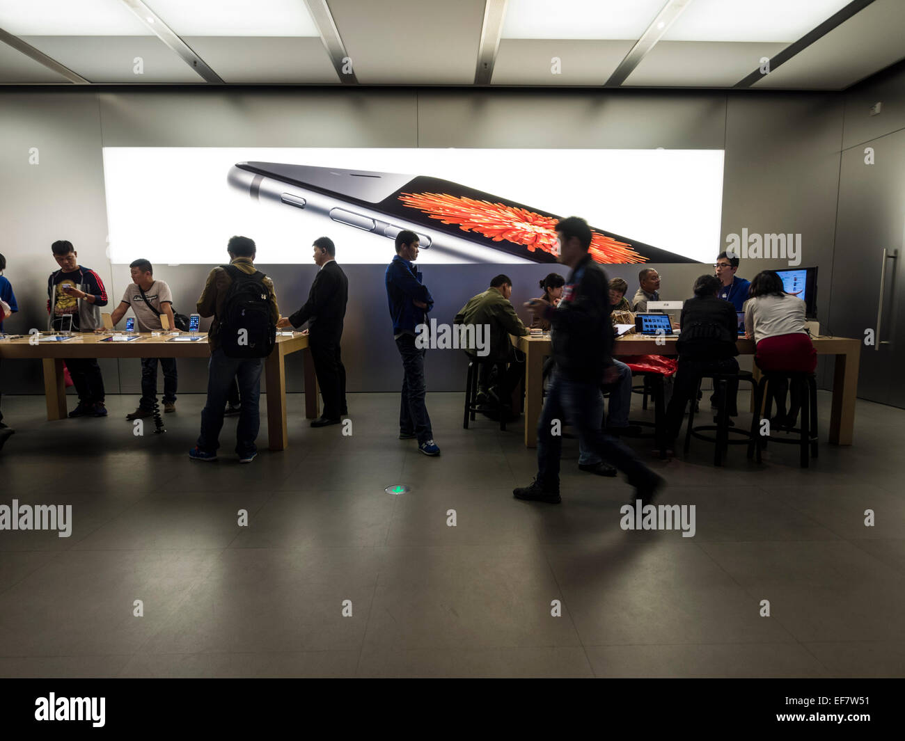 La navigation des clients les produits Apple à l'Apple Store situé sur Nanjing Road à Shanghai, Chine Banque D'Images