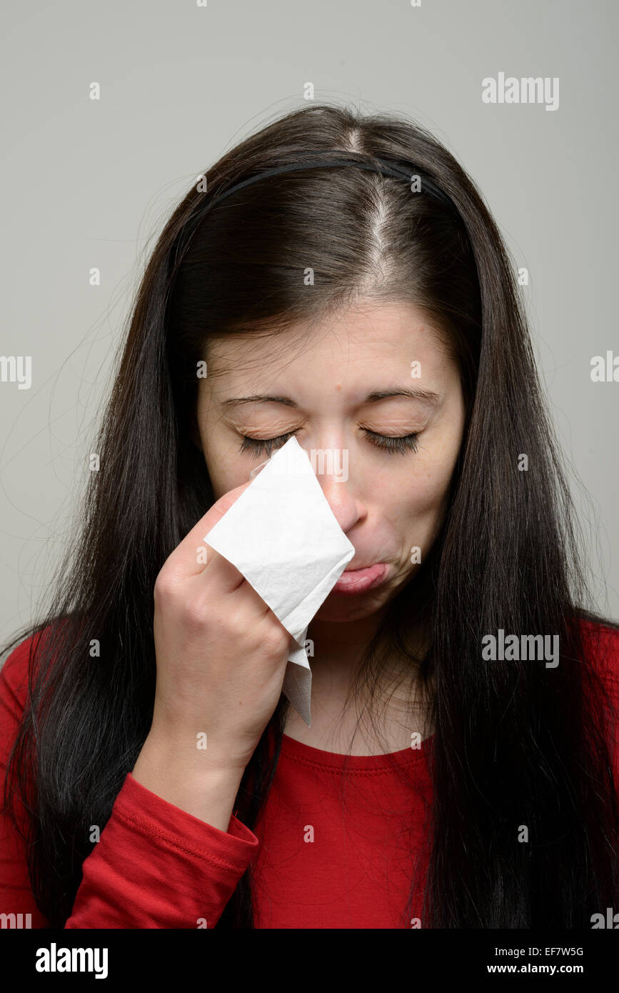 Femme de pleurer et d'essuyer ses larmes avec un mouchoir en papier Photo  Stock - Alamy