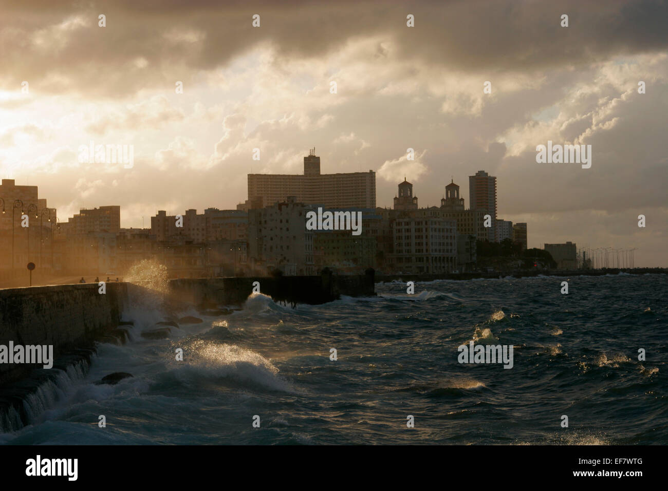 Malecon de La Havane, Cuba, au coucher du soleil Banque D'Images
