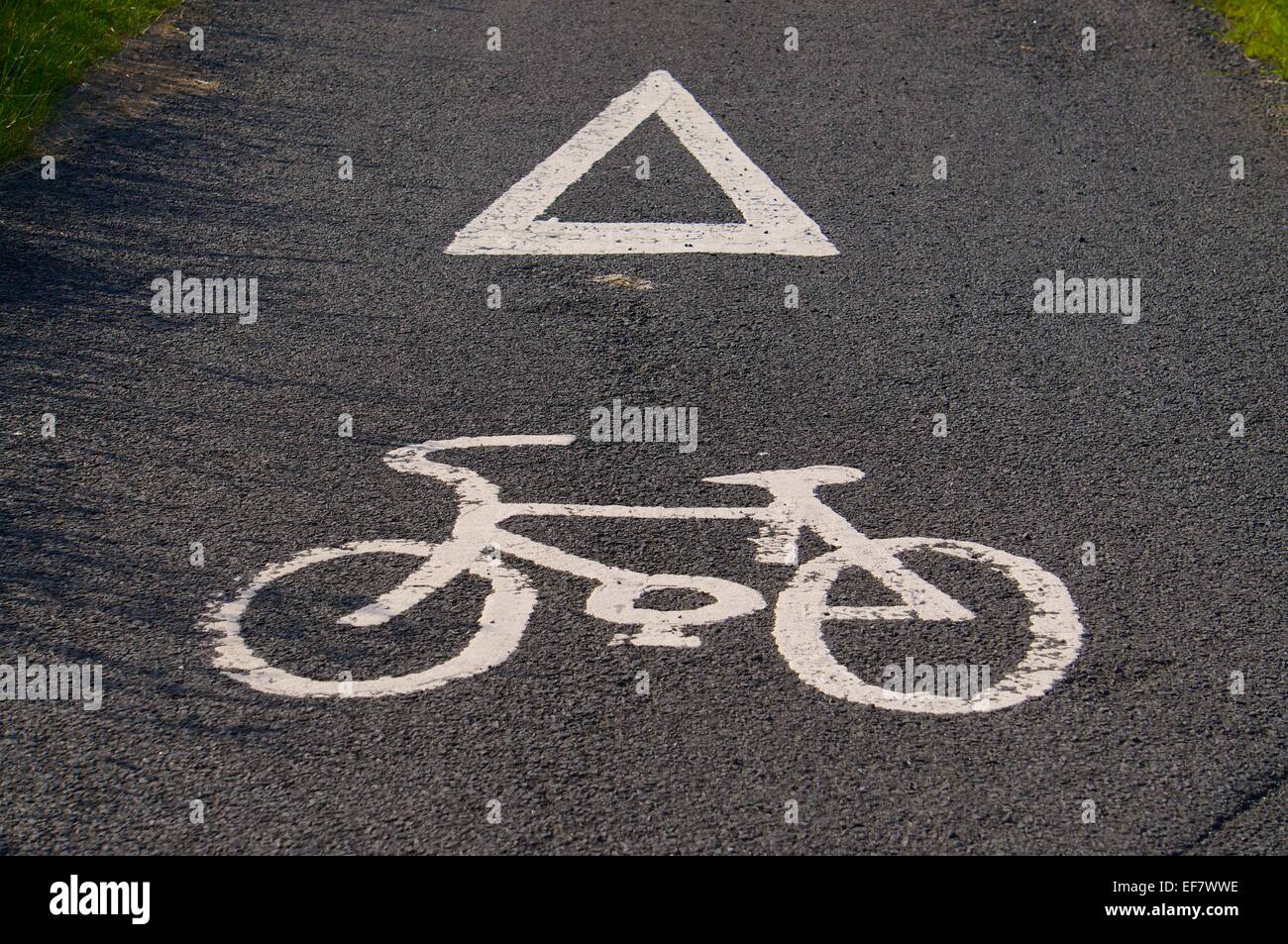 72 route de pistes cyclables en 1868 près de marquages routiers peint sur la route vers Brampton Cumbria England Royaume-Uni Banque D'Images