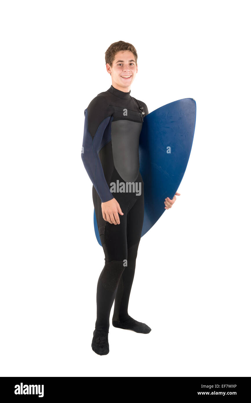 Adolescent en combinaison avec skimboard posant isolé dans White Banque D'Images