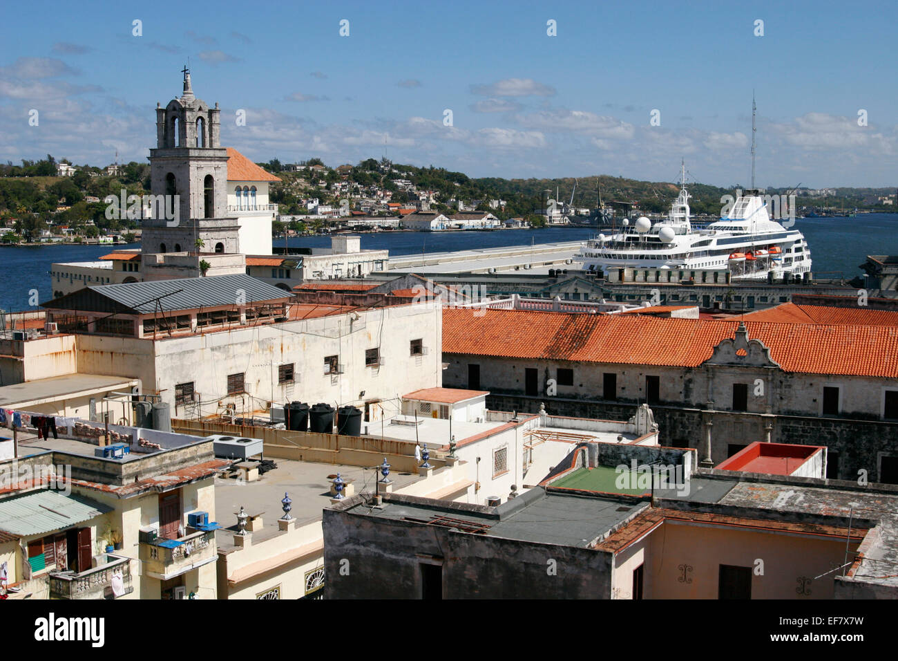 Vue aérienne du centre-ville de La Havane avec un bateau de croisière dans le port, Cuba Banque D'Images